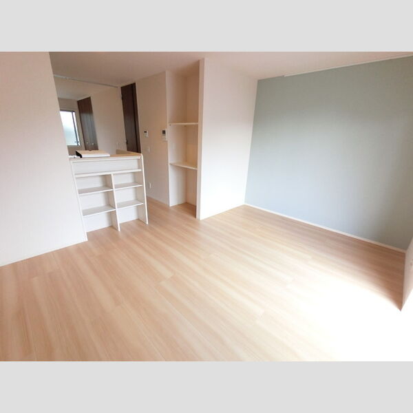 居室・リビング (明るいフローリングフロアです。)