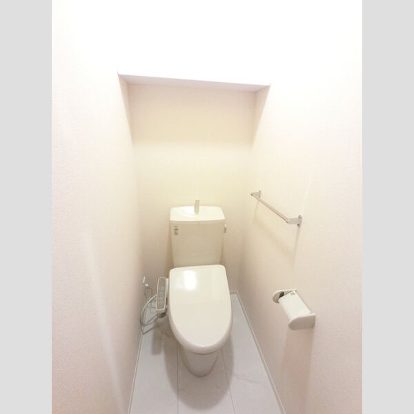 トイレ (冬でも温かく快適です。もちろん洗浄機能もついています。)