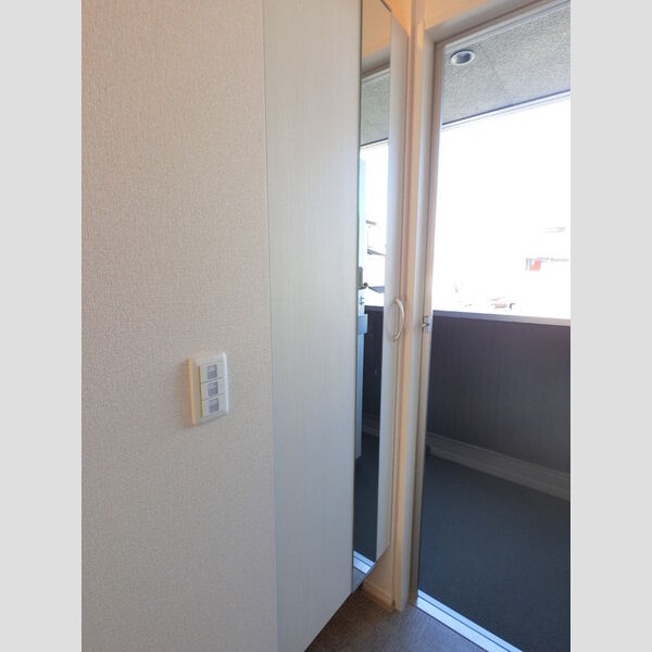玄関 (広めのBoxは収納力ばっちり。トールタイプのミラーついてます。)