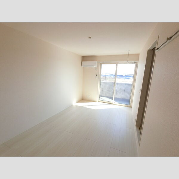 居室・リビング (明るいフローリングフロアです。)