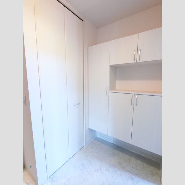 玄関 (広めのBoxは収納力ばっちり。)