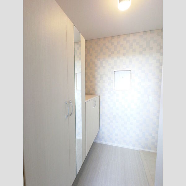 玄関 (広めのBoxは収納力ばっちり。トールタイプのミラーついてます。)