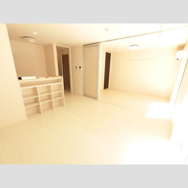 居室・リビング (明るいフローリングフロアです。)