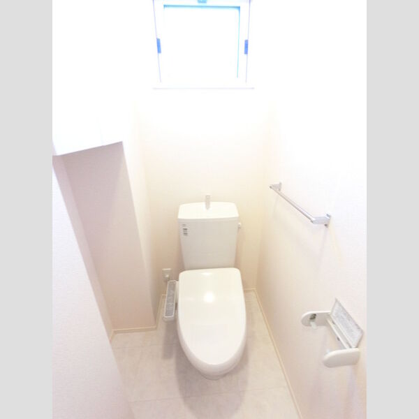 トイレ (冬でも温かく快適です。もちろん洗浄機能もついています。)