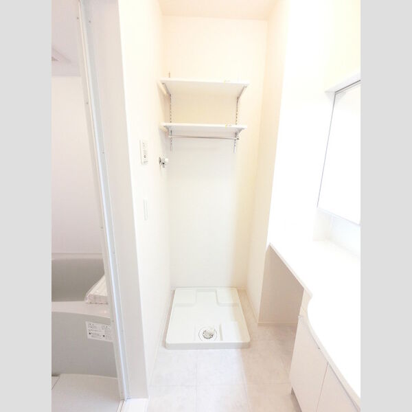 その他 (洗濯機置き場です。防水パンあります。)