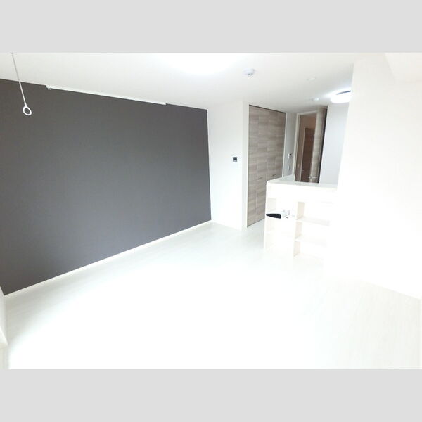 居室・リビング (明るいフローリングフロアです。)