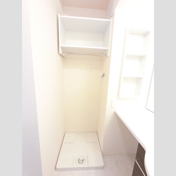 その他 (洗濯機置き場です。防水パンあります。)