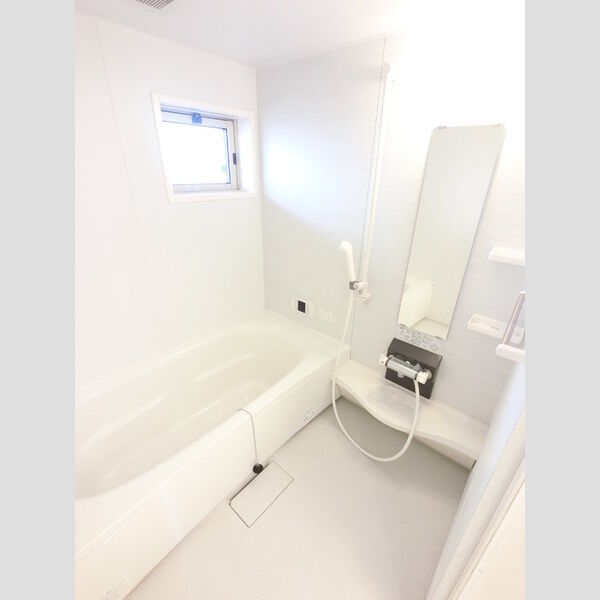 バス (大きい浴槽なので、お風呂好きにはピッタリです。)