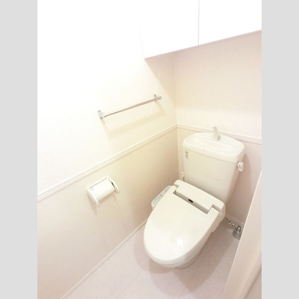 トイレ (冬でも温かく快適です。もちろん洗浄機能もついています。)