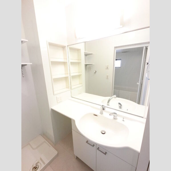 洗面所 (大型一面鏡付カウンター洗面化粧台です。)