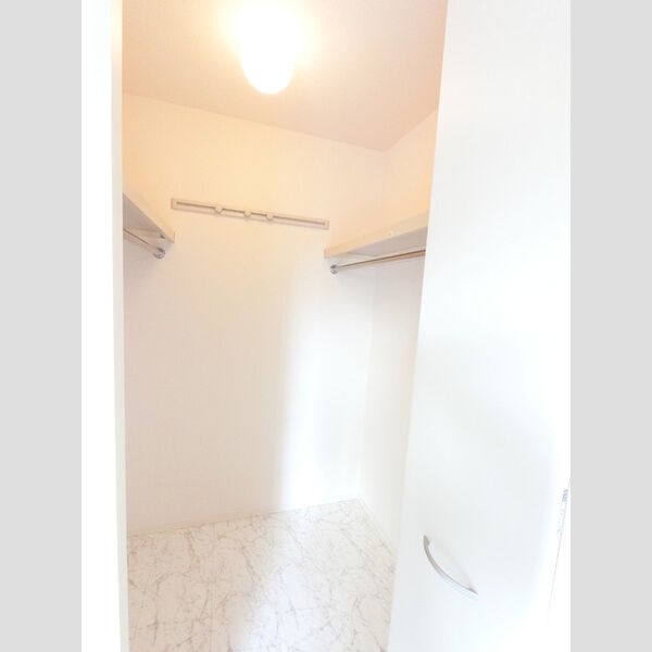 収納 (衣類から大きな荷物までたくさん収納できます。)