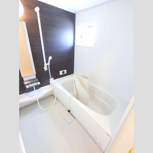 バス (大きい浴槽なので、お風呂好きにはピッタリです。)