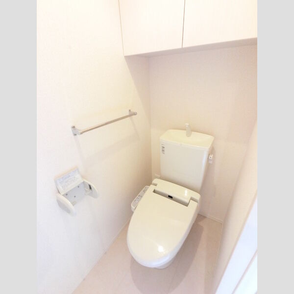 トイレ (冬でも温かく快適です。もちろん洗浄機能もついています。)