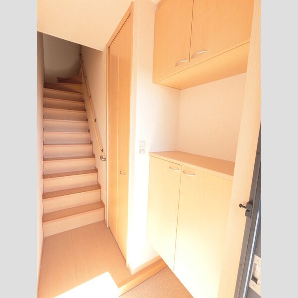 玄関 (飾り棚付シューズボックスです。)