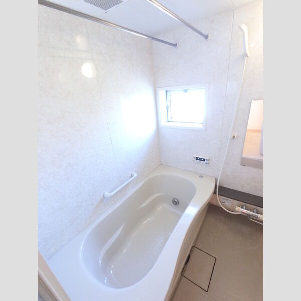 バス (大きい浴槽なので、お風呂好きにはピッタリです。)