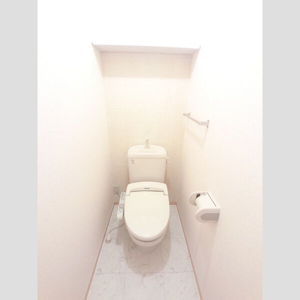 トイレ (冬でも温かく快適です。もちろん洗浄機能もついています。)