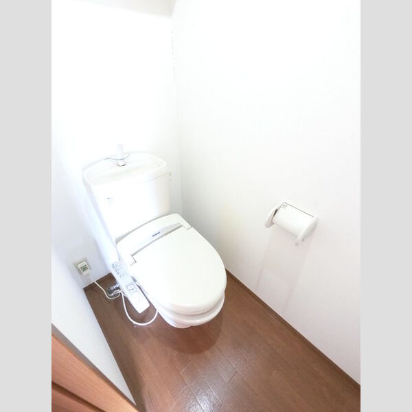 トイレ (冬でも温かく快適です。もちろん洗浄機能もついています。)