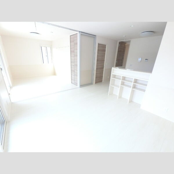 居室・リビング (ライトスルースクリーンで光を透しながらほどよく遮ります。)