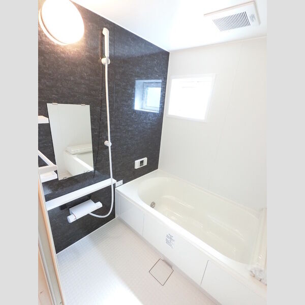 バス (大きい浴槽なので、お風呂好きにはピッタリです。)