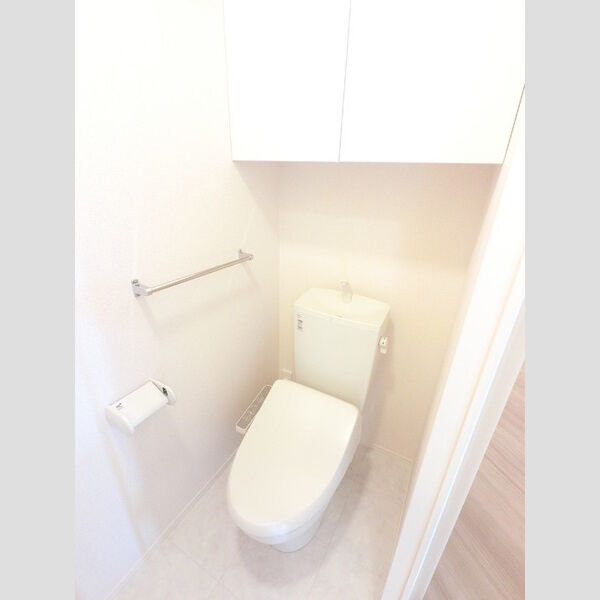 トイレ (冬でも温かく快適です。もちろん洗浄機能もついています。)