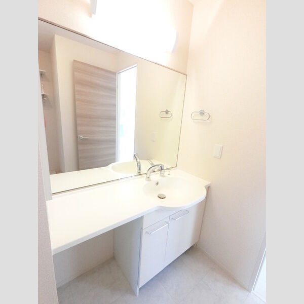 洗面所 (大型一面鏡付カウンター洗面化粧台です。)
