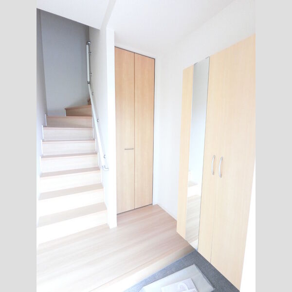 玄関 (広めのBoxは収納力ばっちり。トールタイプのミラーついてます。)