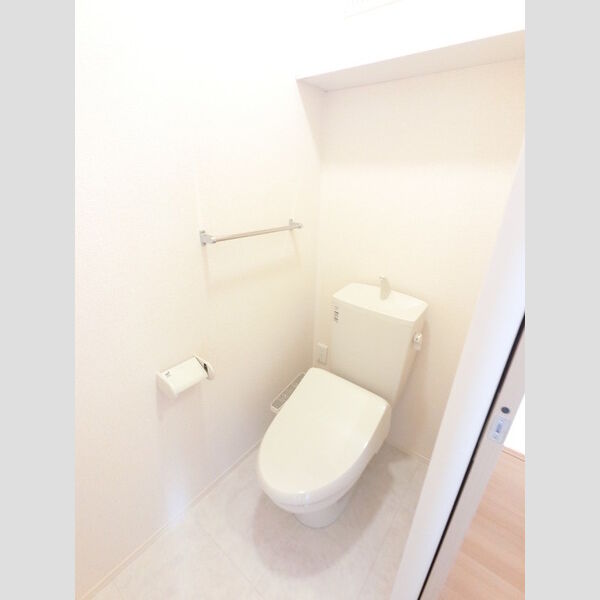 トイレ (冬でも温かく快適です。もちろん洗浄機能もついています。)