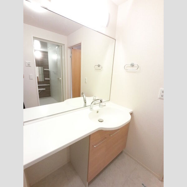 洗面所 (大型一面鏡付カウンター洗面化粧台です。)