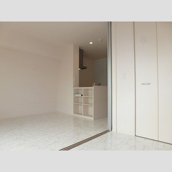 その他 (リビング隣の洋室からです。)