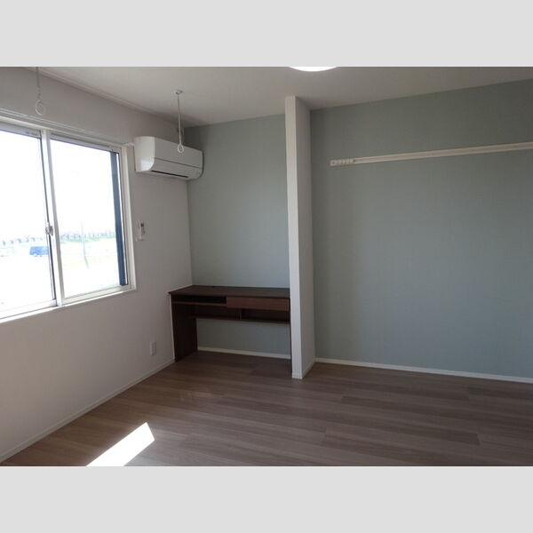 その他 (南側洋室にはワークデスク、室内物干し有り)