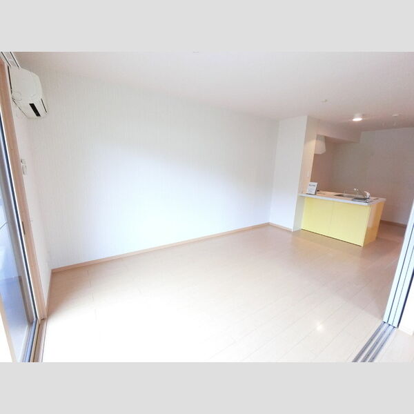 居室・リビング (明るいフローリングフロアです。)