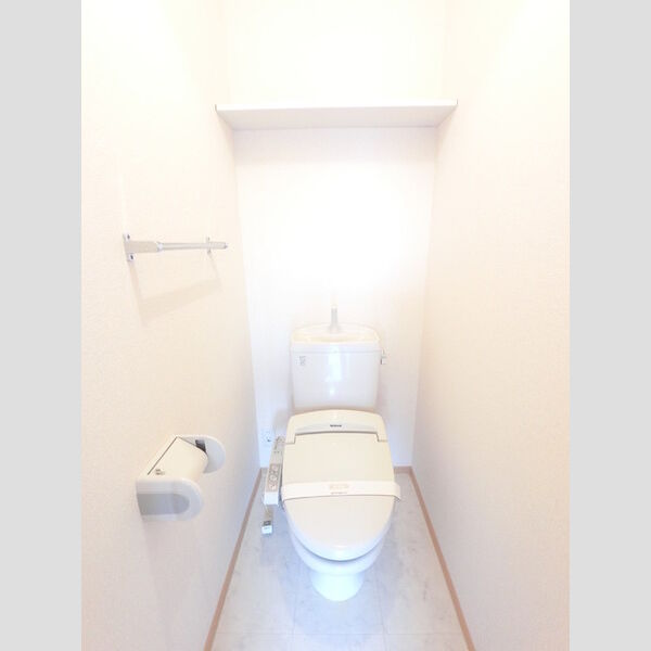 トイレ (冬でも温かく快適です。もちろん洗浄機能もついています。)