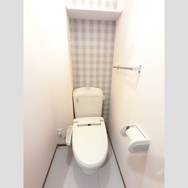 トイレ (冬でも温かく快適です。もちろん洗浄機能もついています。)