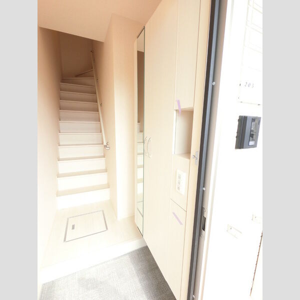 玄関 (広めのBoxは収納力ばっちり。トールタイプのミラーついてます。)