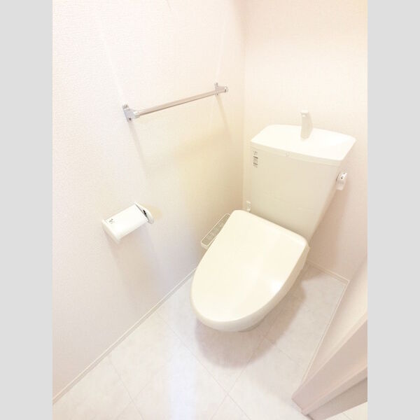 トイレ (冬でも温かく快適です。もちろん洗浄機能もついています。)