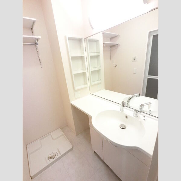 洗面所 (大型一面鏡付カウンター洗面化粧台です。)