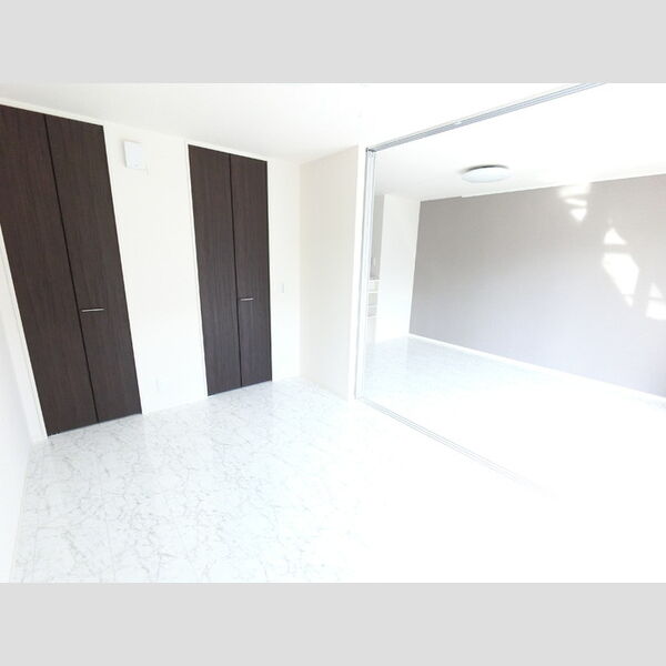 その他 (ライトスルースクリーンで光を透しながらほどよく遮ります。)