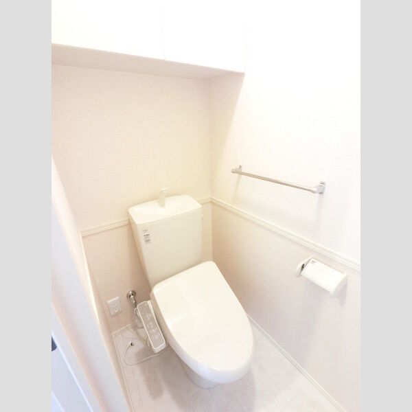 トイレ (冬でも温かく快適です。もちろん洗浄機能もついています。)