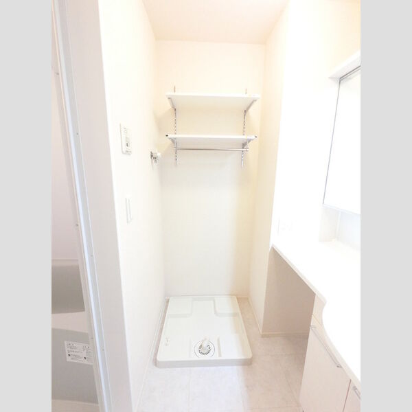 その他 (洗濯機置き場です。防水パンあります。)