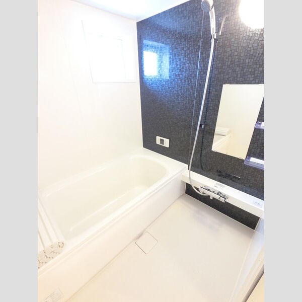 バス (大きい浴槽なので、お風呂好きにはピッタリです。)