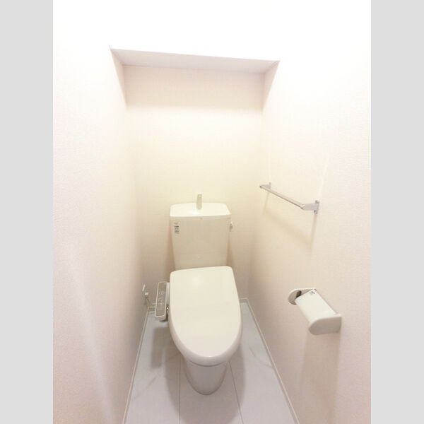 トイレ (冬でも温かく快適です。もちろん洗浄機能もついています。)