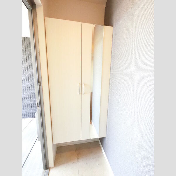 玄関 (広めのBoxは収納力ばっちり。トールタイプのミラーついてます。)