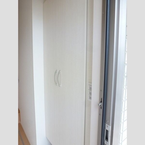 玄関 (広めのBoxは収納力ばっちり。)