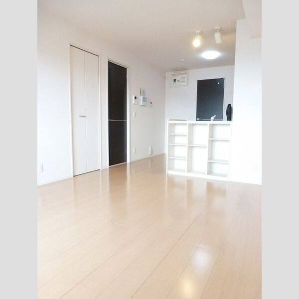 居室・リビング (明るいフロアのリビングです。)