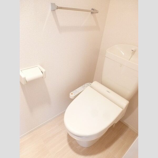 トイレ (冬でも温かく快適です。もちろん洗浄機能もついています。)