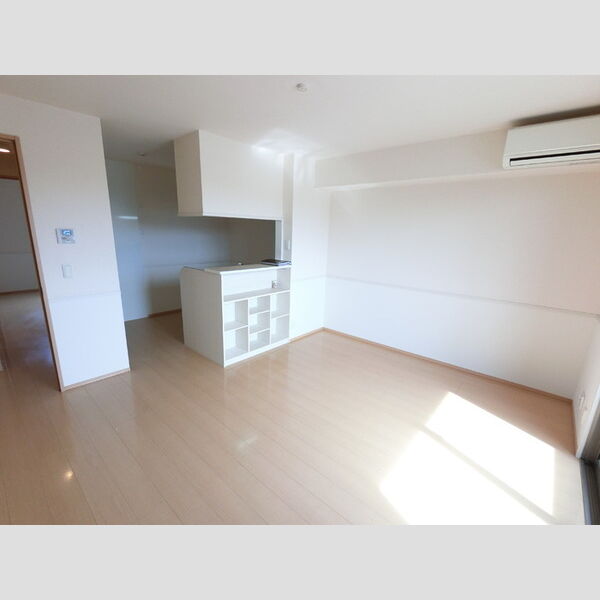 居室・リビング (明るいフローリングフロアです。)