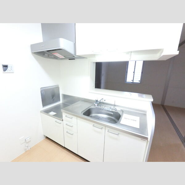 キッチン (キッチンからお部屋が見渡せます。)