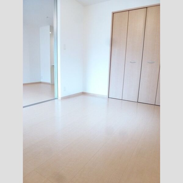 その他 (リビング隣の洋室からです。)