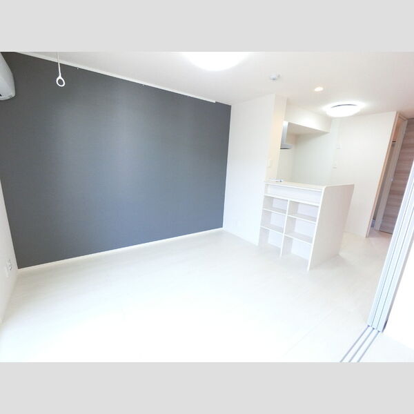 居室・リビング (明るいフローリングフロアです。)