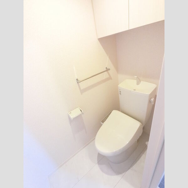 トイレ (冬でも温かく快適です。もちろん洗浄機能もついています。)